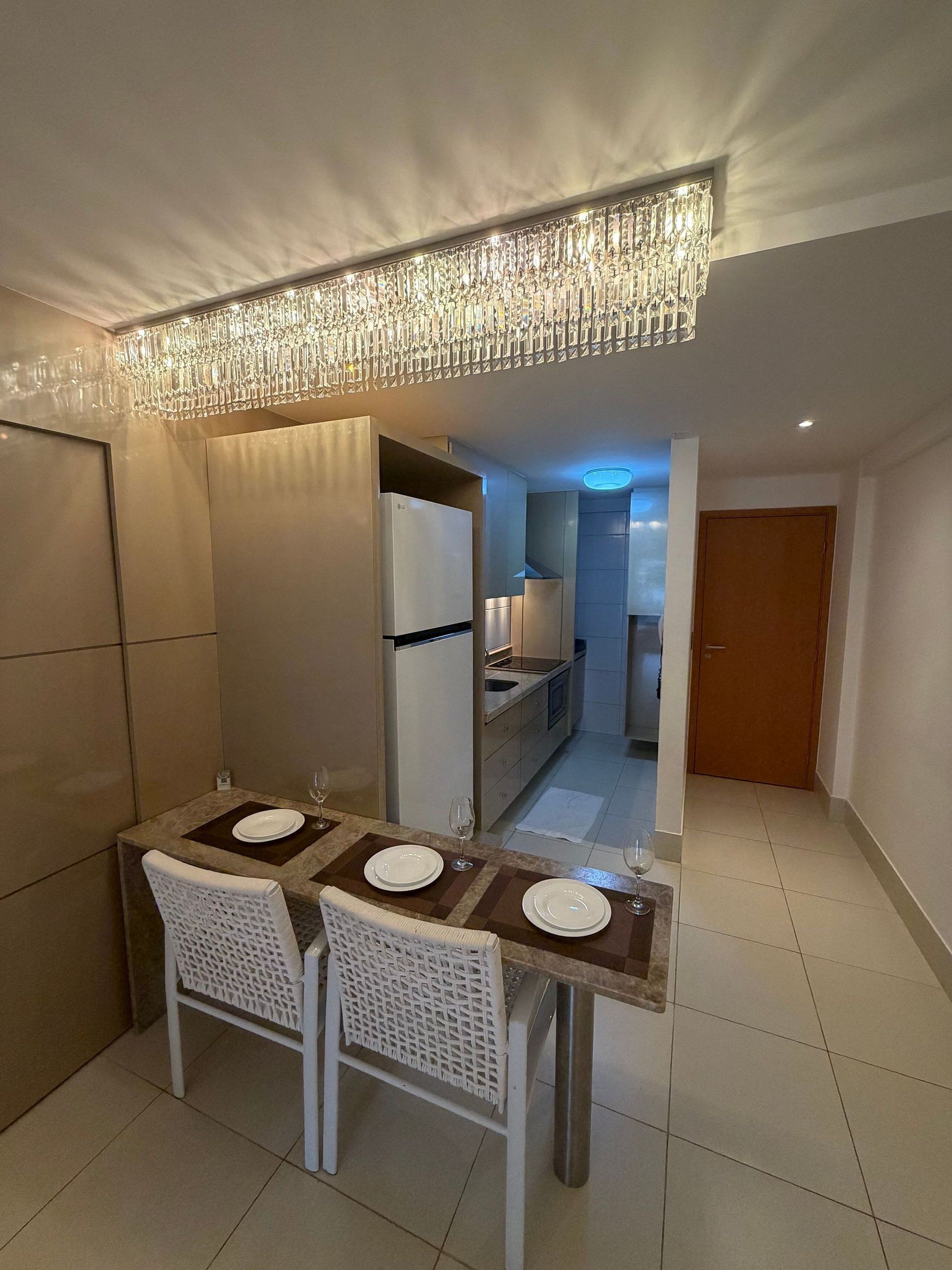Apartamento luxo | Cozinha privada | Micro-ondas, forno com torradeira, talheres/pratos/utensílios de cozinha
