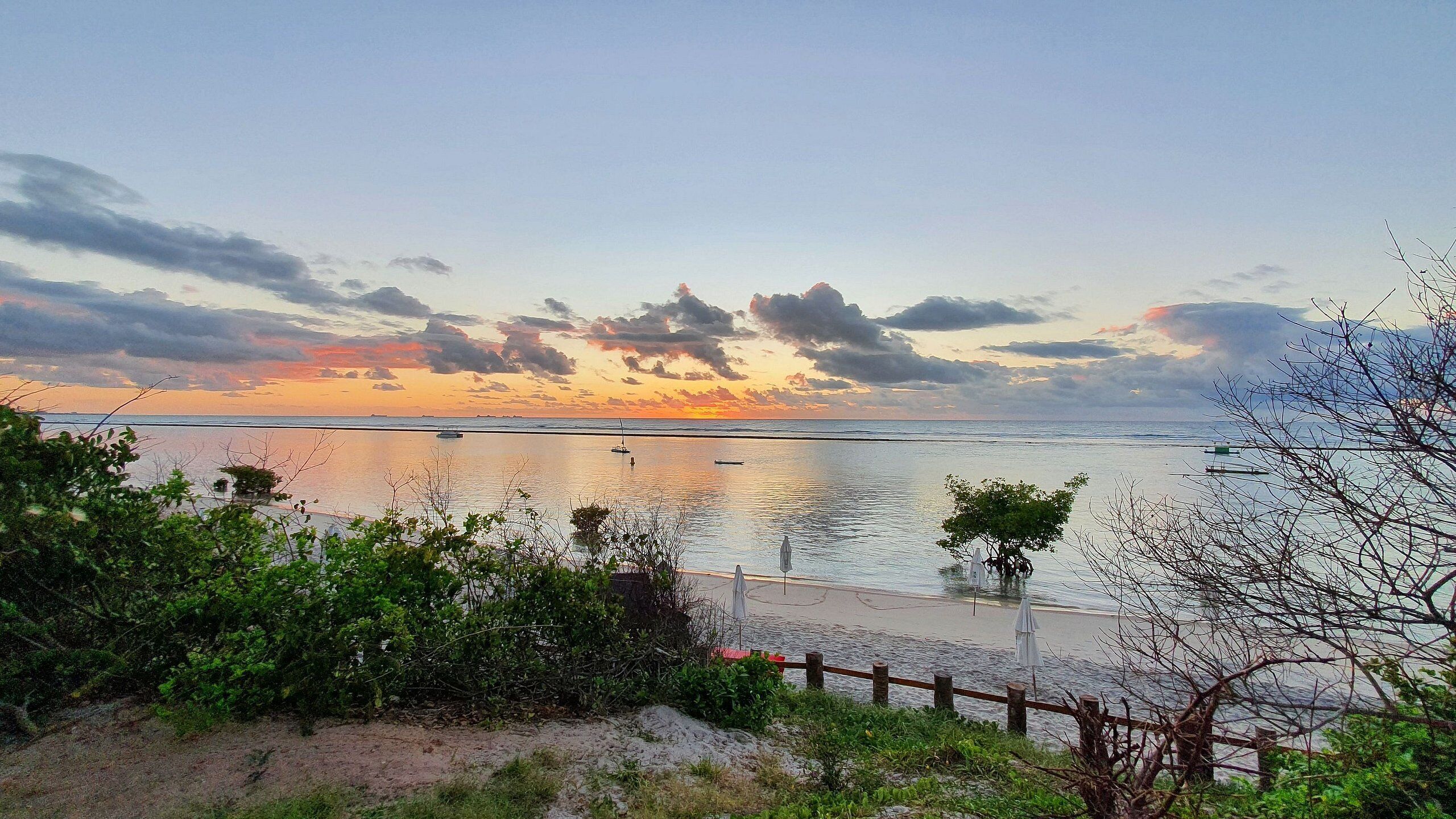 Di pantai, pasir putih 