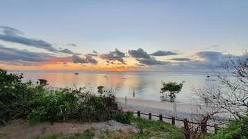 Di pantai, pasir putih
