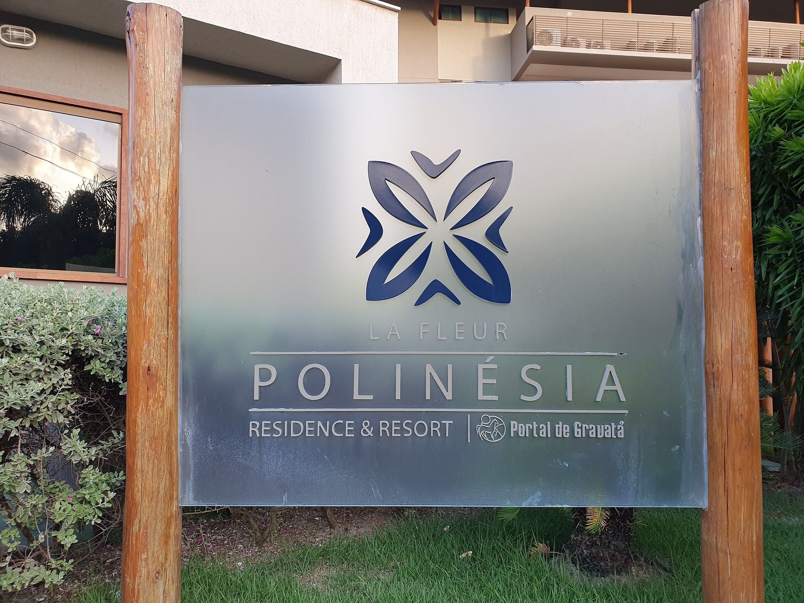 A sign for La Fleur Polinesia Residence & Resort with a logo and name.