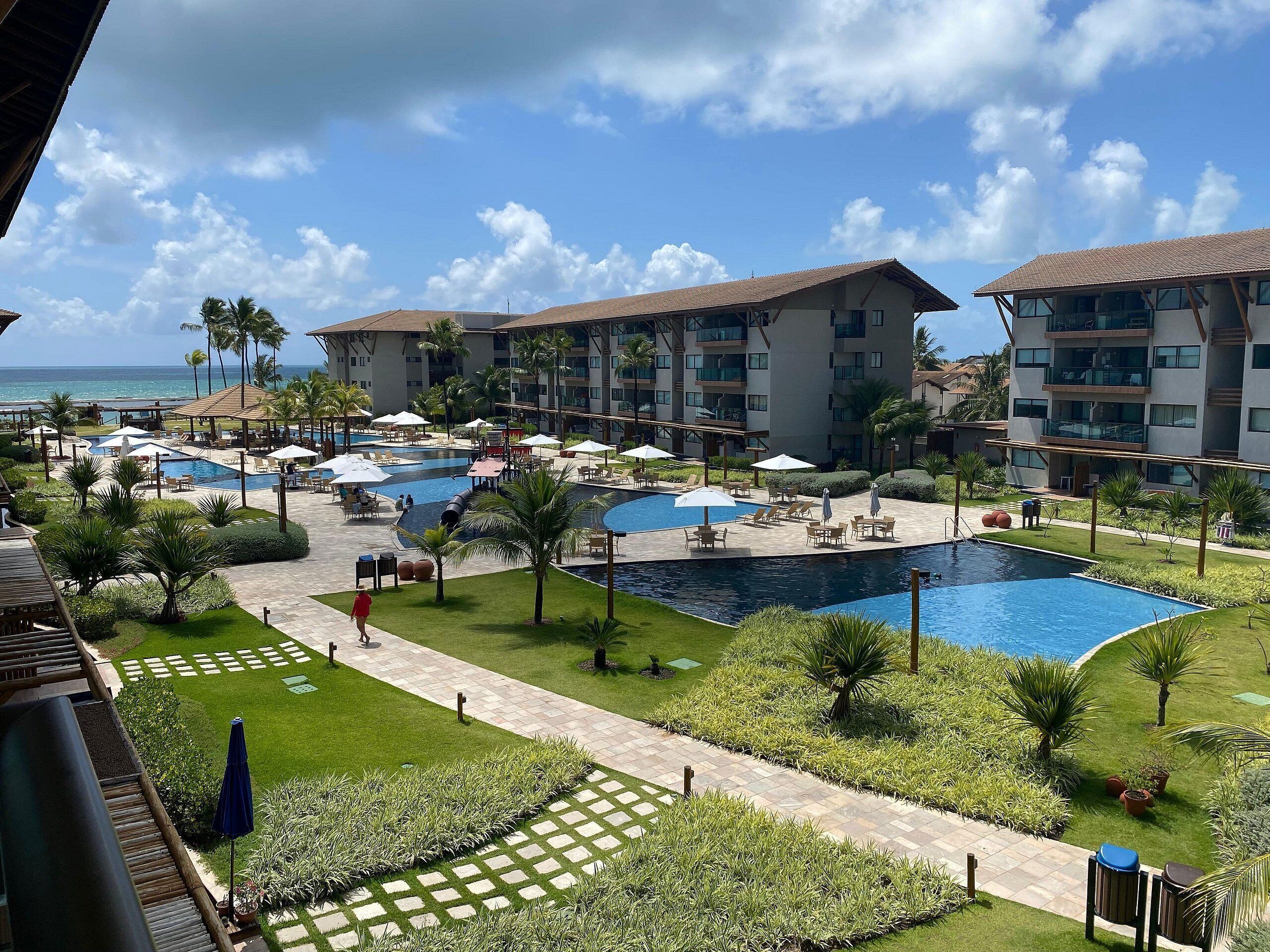 เอ็กเซกคิวทีฟอพาร์ทเมนท์ | สระว่ายน้ำ | 5 สระว่ายน้ำกลางแจ้ง