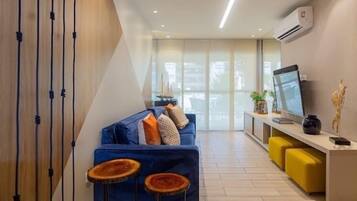 Apartamento premium | Área de estar | TV LED