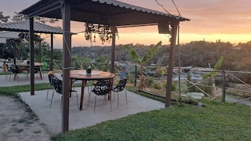 Perhemökki, näköala puutarhaan | Terassi/patio