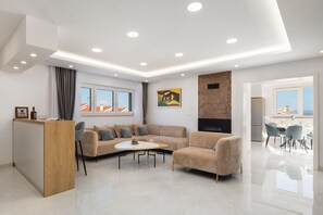 TV, video games - Villa Divina Fortuna with Pool (Vodice)