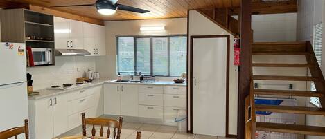 Een koelkast, een microgolfoven, een broodrooster, een kinderstoel