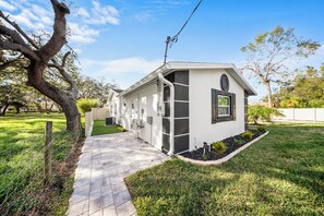 Property grounds - Spacious Studio: King Bed, Kitchenette & Full Bathroom and Board Games! (Tampa)