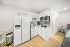 Fridge, microwave, stovetop, coffee/tea maker - Spacious Studio: King Bed, Kitchenette & Full Bathroom and Board Games! (Tampa)