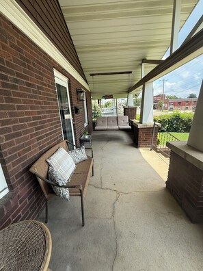 Terrace/patio - Charming 2-bedroom house in Princeton with 2 queen beds, full kitchen and porch! (Princeton)