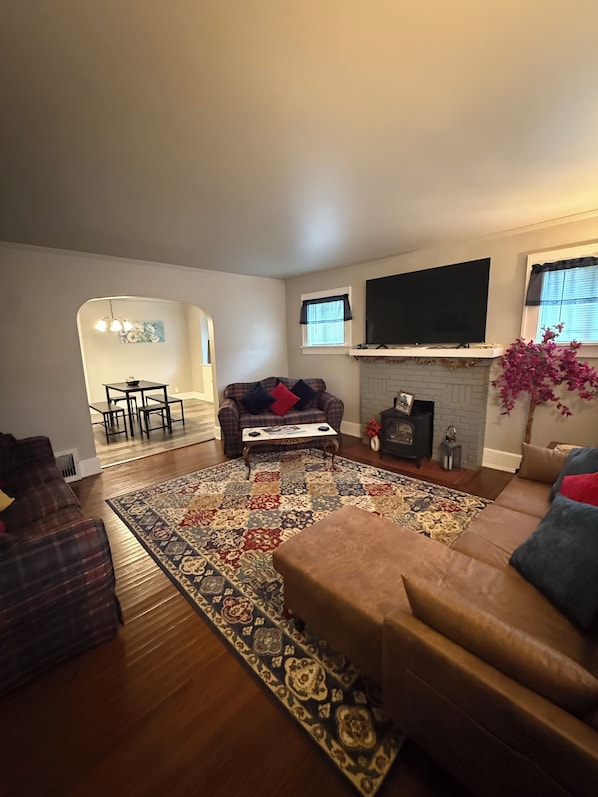 Una Smart TV, una chimenea