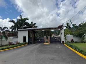 Property grounds - Roses Cove Serene and Tranquil. Central Ocho Rios, 5 min to Dunns River Falls (Ocho Rios)