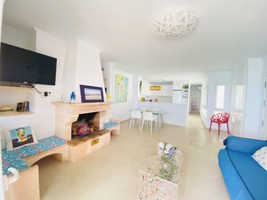 Smart-TV, Kamin, Bücher