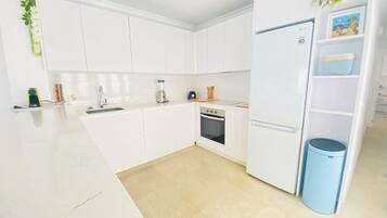 Een koelkast, een magnetron, een oven, een kookplaat