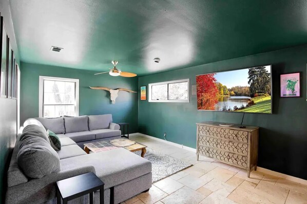 Living area - TheGreenHouse
(Austin)