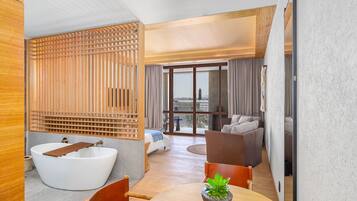 Suite junior, 1 cama King size, vista a la ciudad | Baño | Tina profunda, regadera tipo lluvia, secadora de cabello, toallas