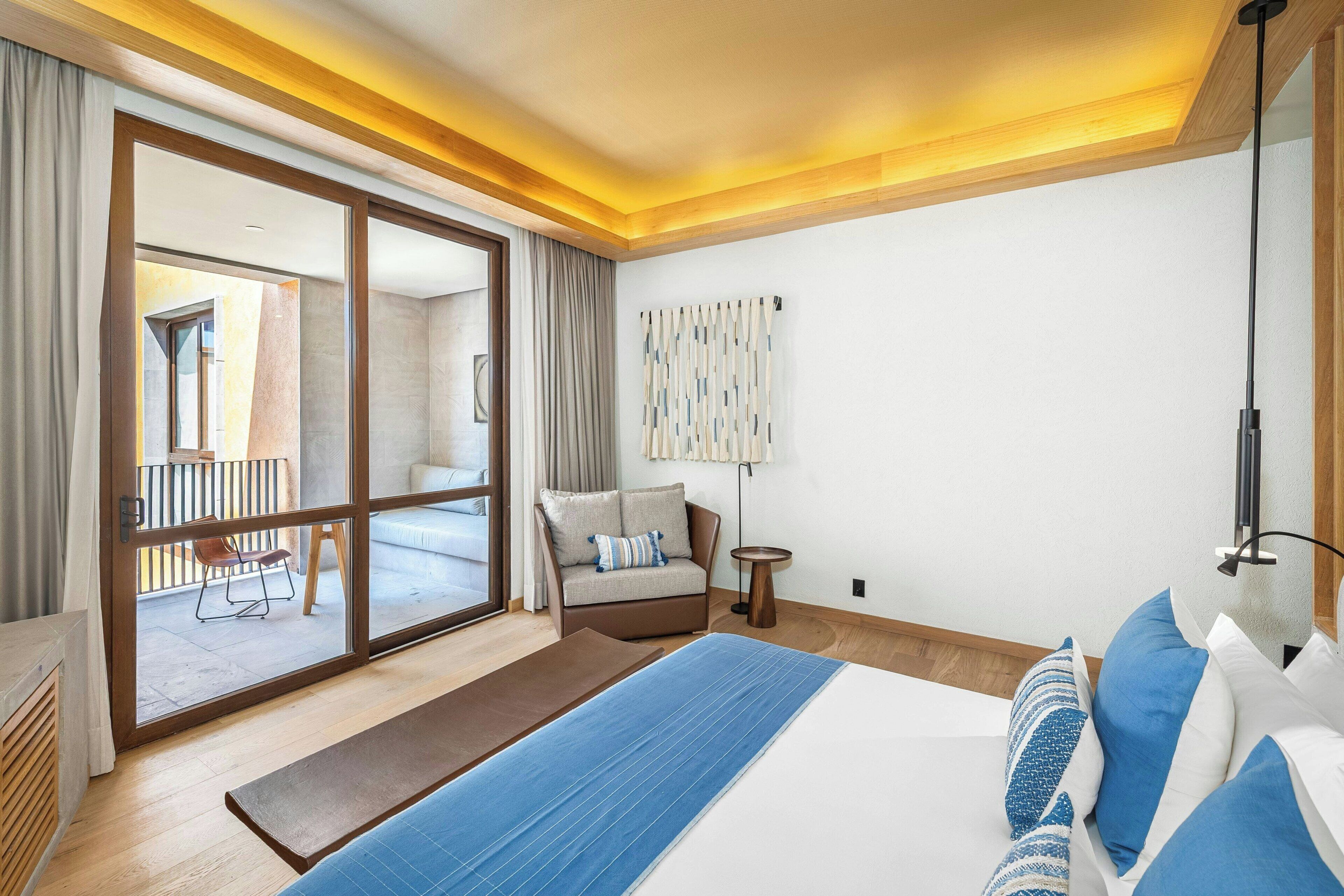 Deluxe kamer, 1 kingsize bed, uitzicht op zwembad | Hypoallergeen beddengoed, een minibar, een kluis op de kamer