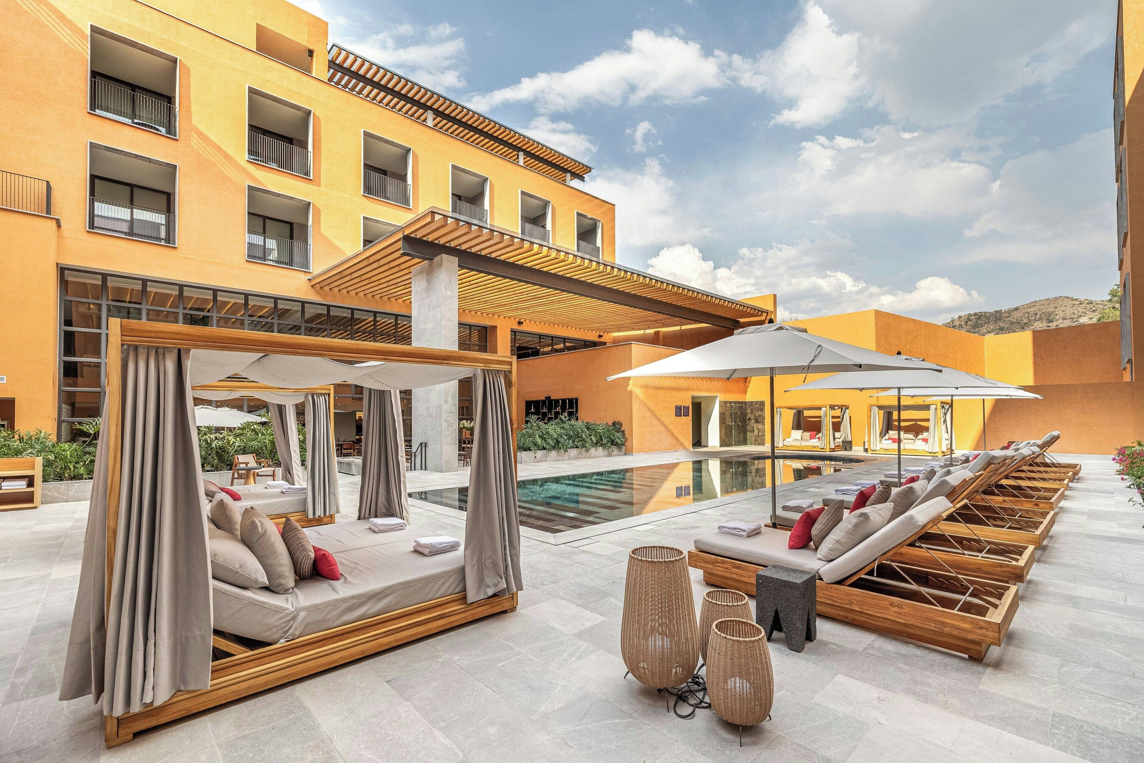 室外游泳池，08:00 至 20:00 开放，池畔遮阳伞，日光浴躺椅