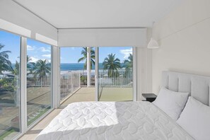 3 bedrooms, WiFi, bed sheets - Stunning beachfront Condo in the Center of Town (Jaco)