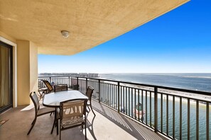 Apartment, Mehrere Betten (Emerald Grande W625) | Speisen im Freien