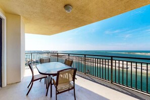 Apartment, Mehrere Betten (Emerald Grande W625) | Speisen im Freien