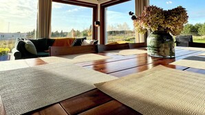 A spacious living room with a large window, a wooden ceiling, and a view of the outdoors. - Vacation home near Swinemünde, in the countryside / Baltic Sea, quiet location - dogs welcome (Kołczewo)
