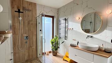 Doccia, asciugacapelli, bidet, asciugamani