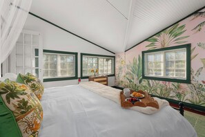 5 bedrooms, desk, iron/ironing board, travel crib - Summer Sale. Historic charm, Pool, 15 mins to AMI. (Bradenton)