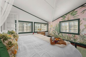 6 Schlafzimmer, Schreibtisch, Bügeleisen/Bügelbrett, Reisekinderbett
