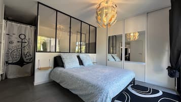 5 bedrooms, iron/ironing board, WiFi, bed sheets