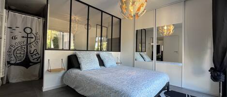 5 bedrooms, iron/ironing board, WiFi, bed sheets