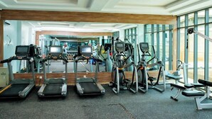 Ett gym med löpband, crosstrainers och motionscyklar.