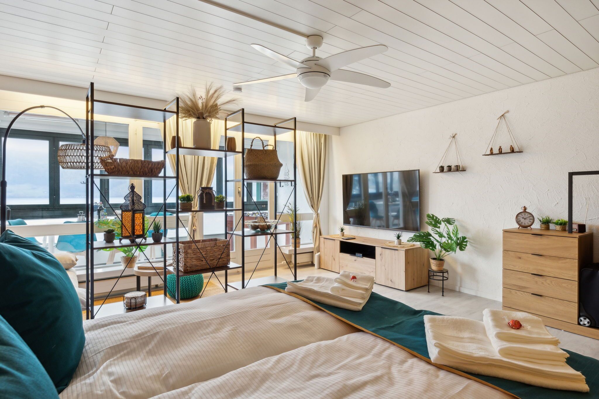 1 habitación, tabla de planchar con plancha y cuna de viaje 