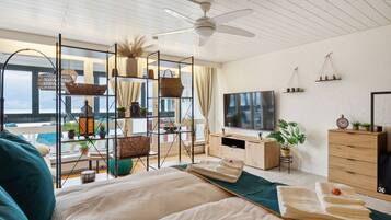 1 habitación, tabla de planchar con plancha y cuna de viaje