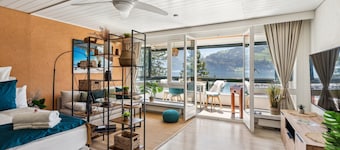 4 Season Apartment I Lake and mountain view - 65" Smart TV - Foosball table