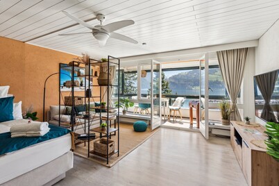 4 Seasons Apartment I Lake and mountain view - 65" Smart TV I Bathtub I Foosball table