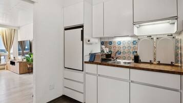 Der Kühlschrank bietet Platz für 4 Personen und verfügt über ein Gefrierfach. Sämtliche Küchenutensilien findest du gut sortiert in den Küchenschränken.