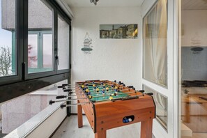 Der Kickertisch für bis zu 4 Personen kann auch gerne im Innenraum genutzt werden. So hast du genügend Platz beim Spielen. 