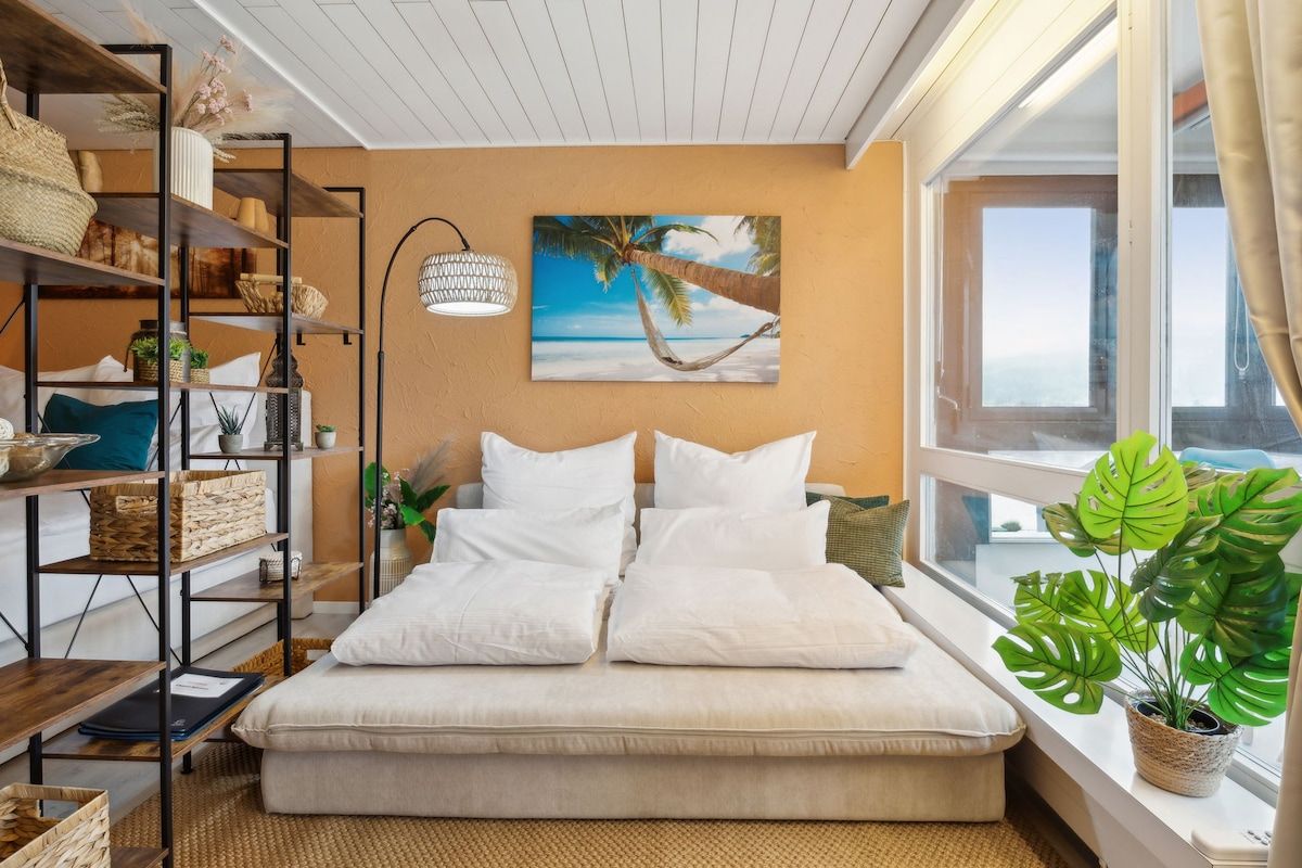 Das Schlafsofa lässt sich ganz einfach ausziehen und zu einem Bett für 2 Personen verwandeln. So kannst du ruhige Nächte geniessen und dabei noch Fernsehen schauen. 