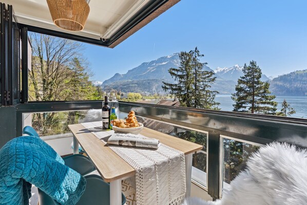 Outdoor dining - ReMo l 4 Seasons I Lake and mountain view - 65" Smart TV I Bathtub I Foosball table (Ingenbohl)