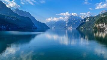 Un lac paisible, entouré de montagnes.