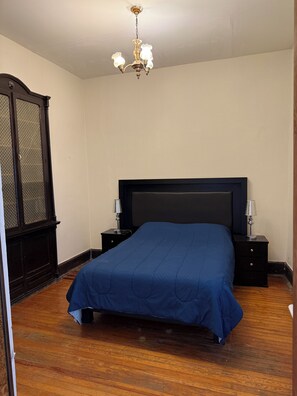 5 bedrooms, iron/ironing board, WiFi, bed sheets