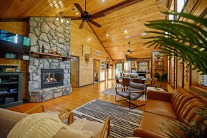 Smart-TV, Kamin, Stereoanlage