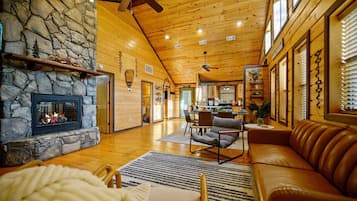 Smart TV, chimenea y estéreo