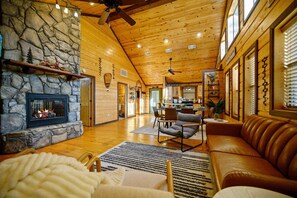 Smart-TV, Kamin, Stereoanlage