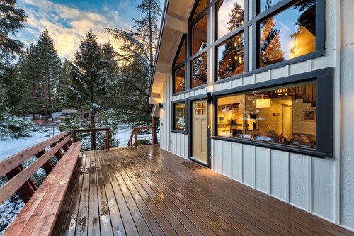 Peaceful Tahoe Retreat by Avantstay Cozy Modern Cabin Sauna, Hot Tub + Fireplace Near Lake