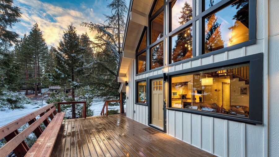 Peaceful Tahoe Retreat by Avantstay Cozy Modern Cabin Sauna, Hot Tub + Fireplace Near Lake