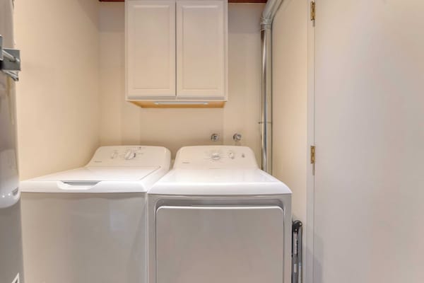 Peaceful Tahoe Retreat By Avantstay Cozy Modern Cabin Sauna, Hot Tub + Fireplace Near Lake - Lake Tahoe