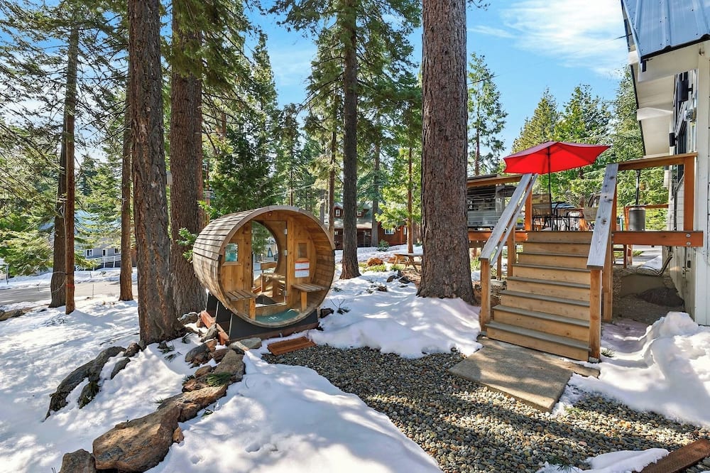 Peaceful Tahoe Retreat by Avantstay Cozy Modern Cabin Sauna, Hot Tub + Fireplace Near Lake - Dollar Point, CA