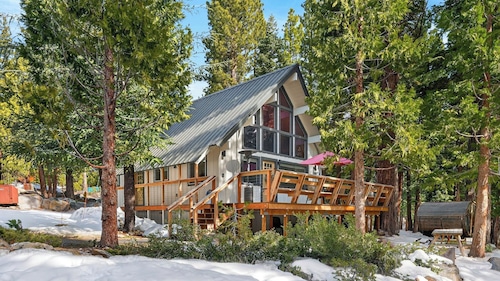 Peaceful Tahoe Retreat by Avantstay Cozy Modern Cabin Sauna, Hot Tub + Fireplace Near Lake