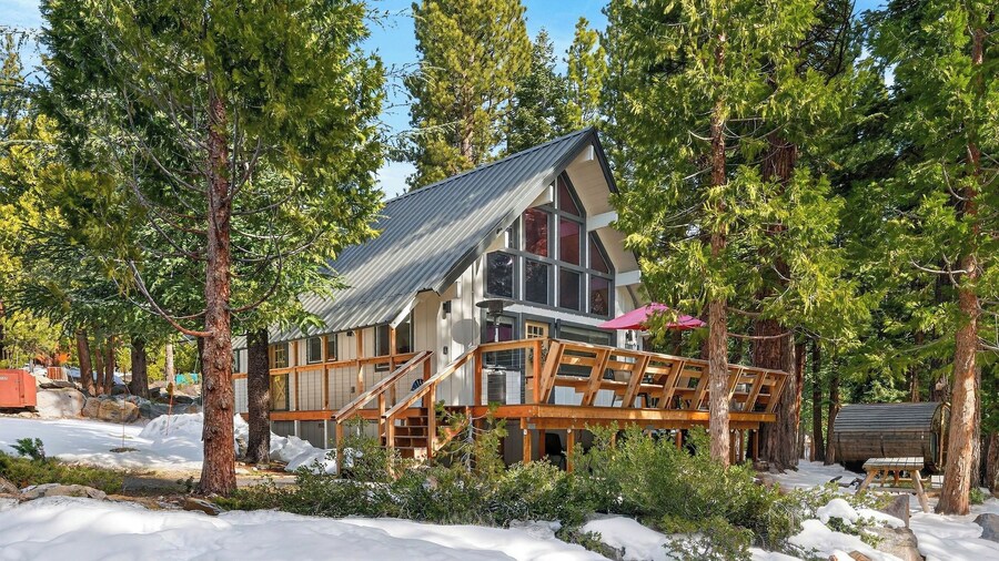 Peaceful Tahoe Retreat by Avantstay Cozy Modern Cabin Sauna, Hot Tub + Fireplace Near Lake