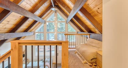 Peaceful Tahoe Retreat 5mins to Lake Cozy Modern Cabin